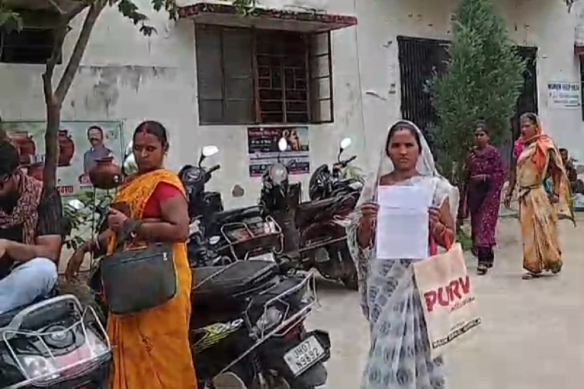 बेटे के हत्यारों की गिरफ्तारी के लिए दर-दर भटक रही मां, दो महीने बाद भी पुलिस के हाथ खाली