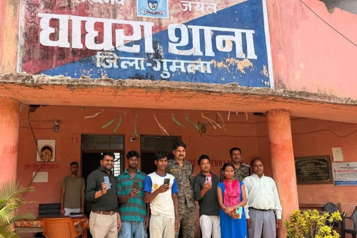 गुमला के घाघरा पुलिस की बड़ी कामयाबी: तकनीक की मदद से खोजे 9 खोए मोबाइल, लोगों ने कहा- 'थैंक्यू'