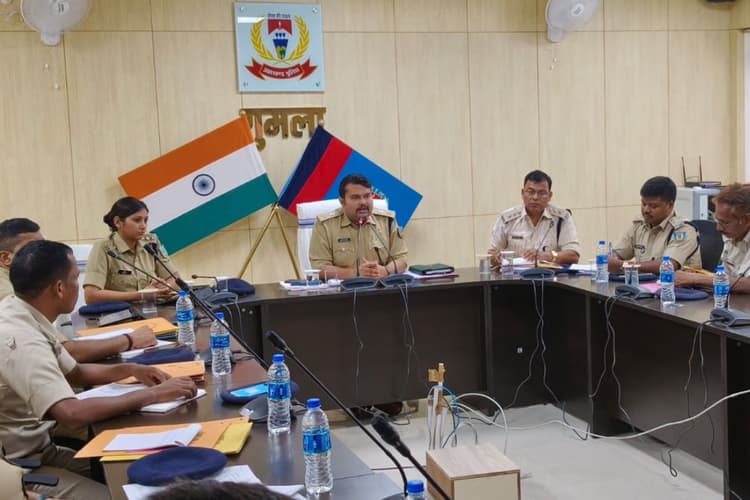 Gumla: काम नहीं करने वाले थानेदारों को फाइनल वॉर्निंग, एसपी ने समीक्षा बैठक में दिखायी सख्ती