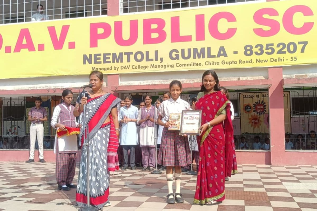 गुमला की 'लिटिल वंडर' आरोही: 11 साल की उम्र में लिखी 3 किताबें, जीत चुकी हैं कई खिताबें