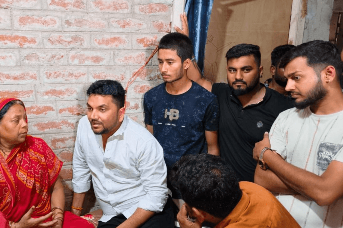 भरत तिवारी के परिजनों से मिले भोजपुरी गायक गुंजन सिंह और राकेश मिश्रा, कहा- 'भरत' गरीबों के लिए थे समर्पित