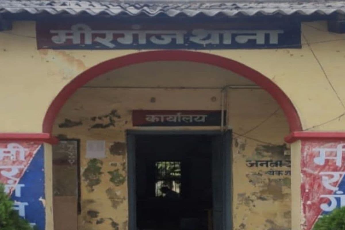 शराब तस्करी का अनोखा खेल बेनकाब: ट्रैक्टर-ट्रॉली के गुप्त तहखाने से 25 कार्टन विदेशी शराब बरामद, दो गिरफ्तार