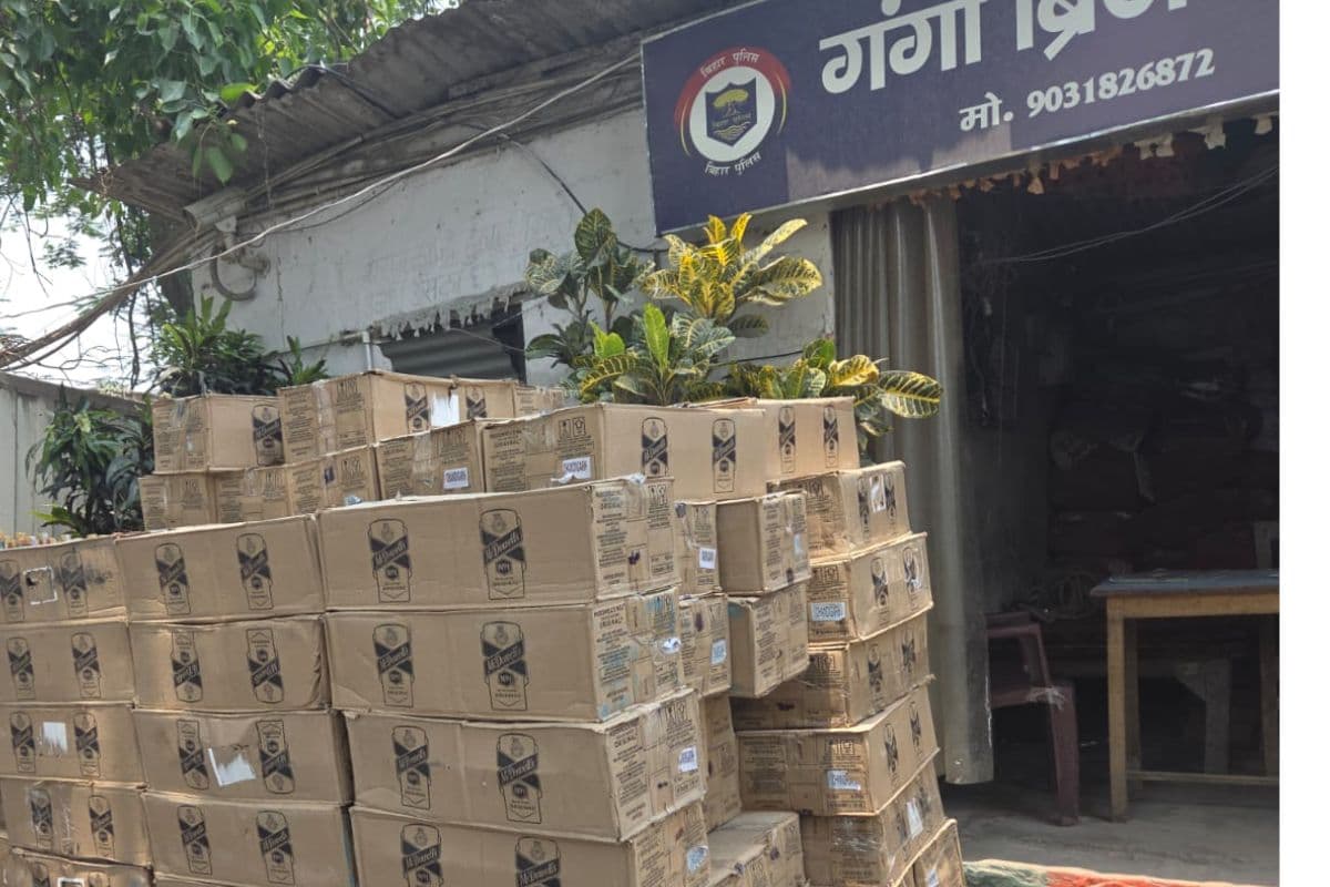 हाजीपुर में शराब माफियाओं पर बड़ा प्रहार, गोदाम से 7,648 लीटर विदेशी शराब जब्त