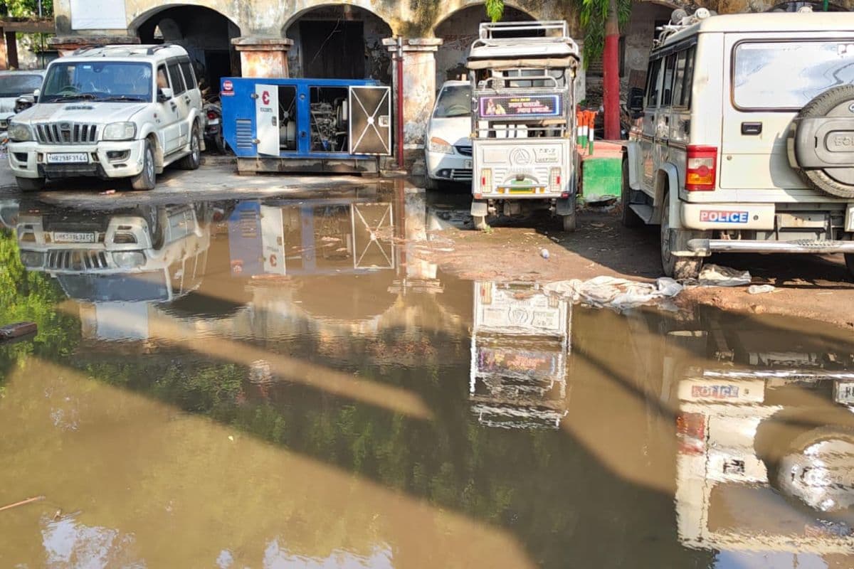 महुआ में झमाझम बारिश से थाना परिसर हुआ जलमग्न, जलजमाव से बढ़ी लोगों की परेशानी