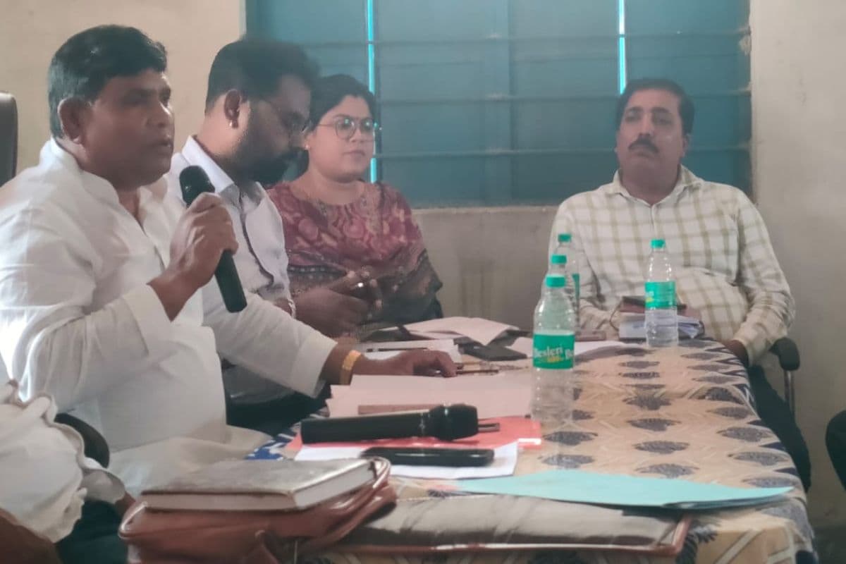 हाजीपुर में बीस सूत्री की बैठक में उठा मानदेय का मामला, राशन कार्ड की समस्याओं पर अधिकारियों को घेरा