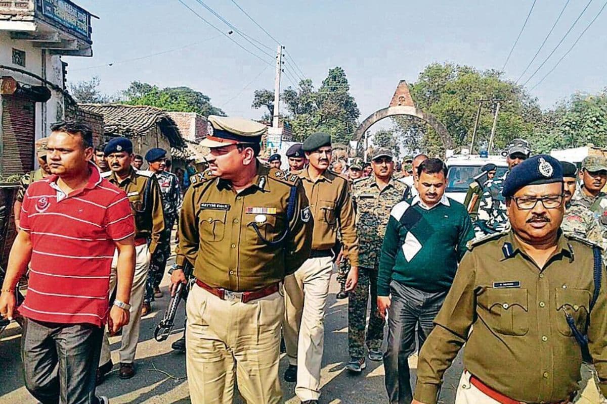 हाजीपुर में नाले से शराब की खाली बोतलें मिलने के दो माह बाद जागा प्रशासन, विशेष अभियान में एक गिरफ्तार