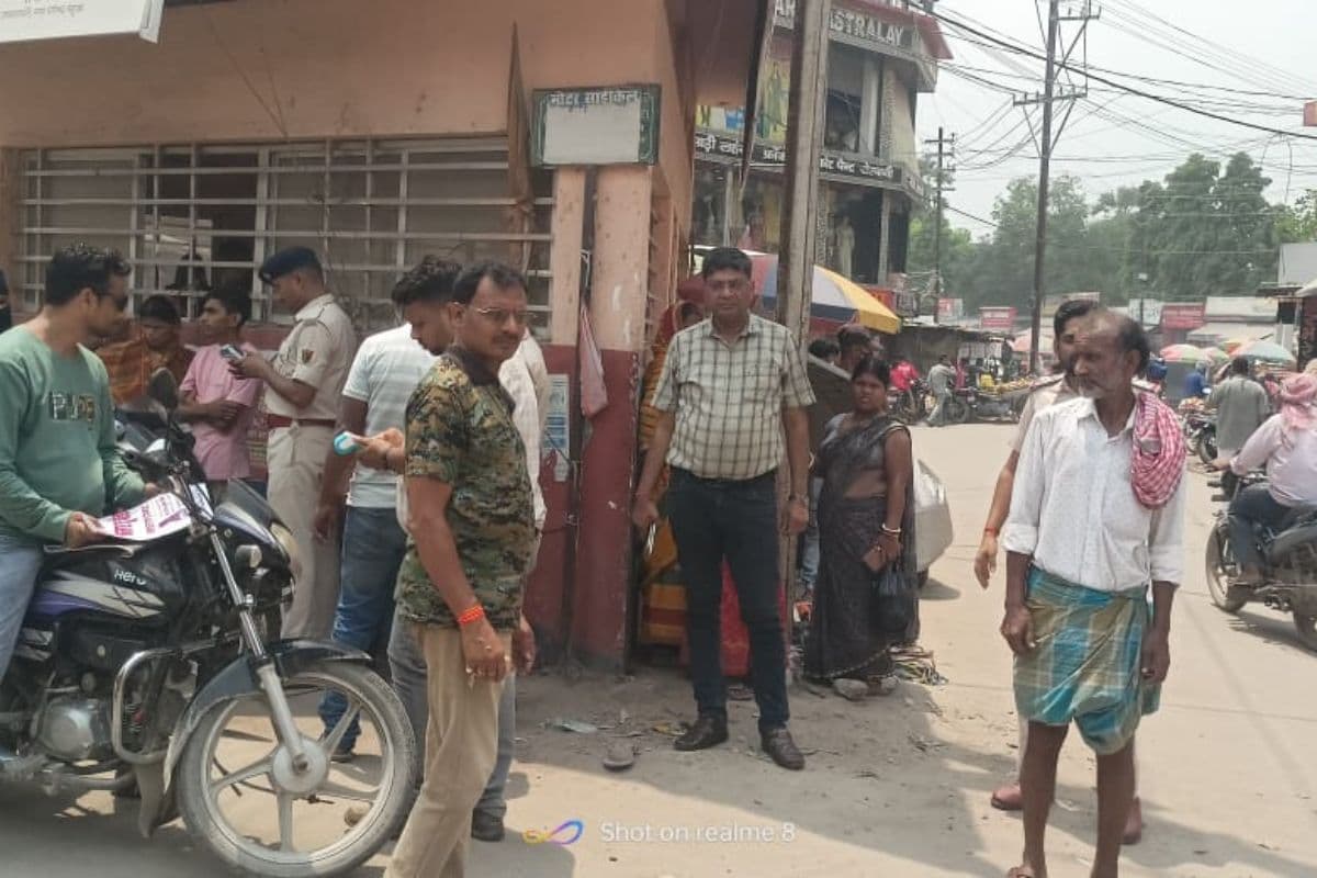 हाजीपुर में ट्रैफिक नियम तोड़ने वालों पर प्रशासन सख्त, एक माह में 2659 वाहनों पर कार्रवाई, लाखों का जुर्माना हाजीपुर में ट्रैफिक नियम तोड़ने वालों पर प्रशासन सख्त, एक माह में 2659 वाहनों पर कार्रवाई, लाखों का जुर्माना