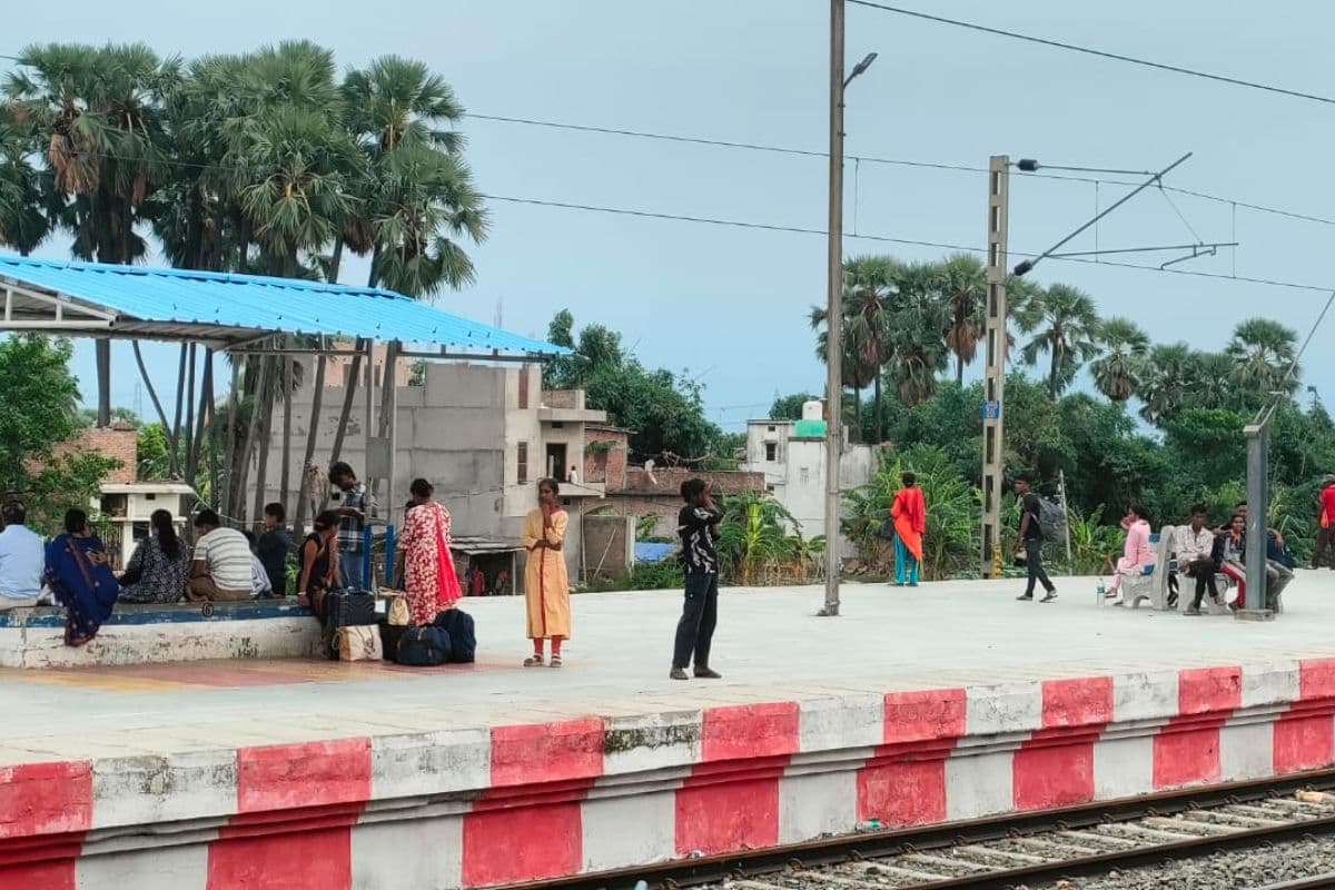 हाजीपुर-बरौनी रेलखंड के देसरी स्टेशन पर यात्री सुविधाओं की कमी, प्लेटफॉर्म नंबर 2 पर शेड विस्तार की उठी मांग