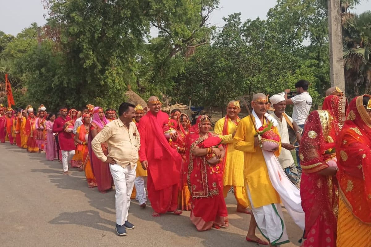 गया जी में सिर पर कलश लेकर निकलीं सैकड़ों महिलाएं, भव्य कलश यात्रा के साथ हनुमत महायज्ञ शुरू
