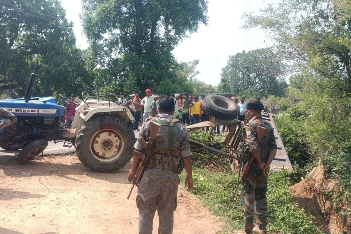 साहब… इस मौत का जिम्मेदार कौन? हजारीबाग में अवैध बालू लदा ट्रैक्टर पलटा, 1 मासूम की गई जान