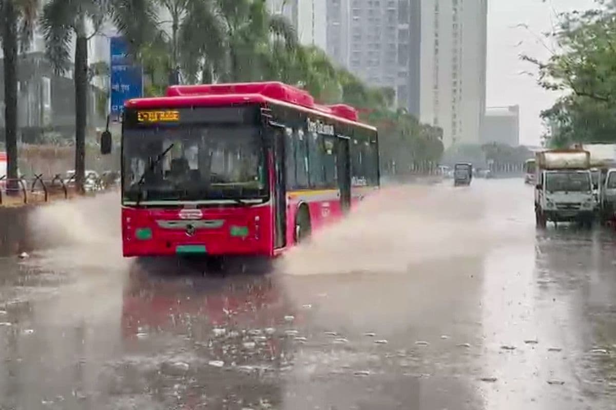 Heavy Rain Alert: अगले 48 घंटे में भारी से बहुत भारी बारिश, कई राज्यों में गरज-चमक के साथ पड़ सकते हैं छीटें