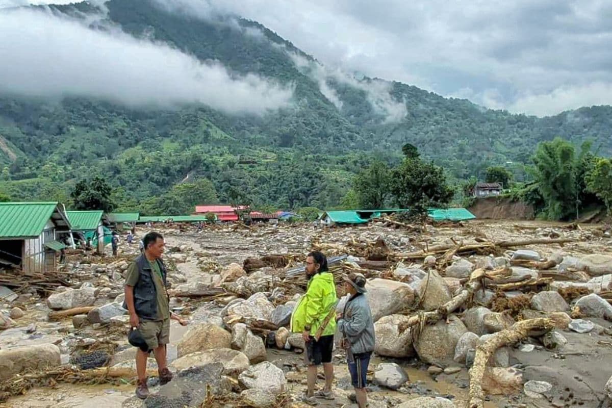 भारी बारिश से बेहाल अरुणाचल: हाईवे बहा, बाढ़ में कई मकान तबाह, Video