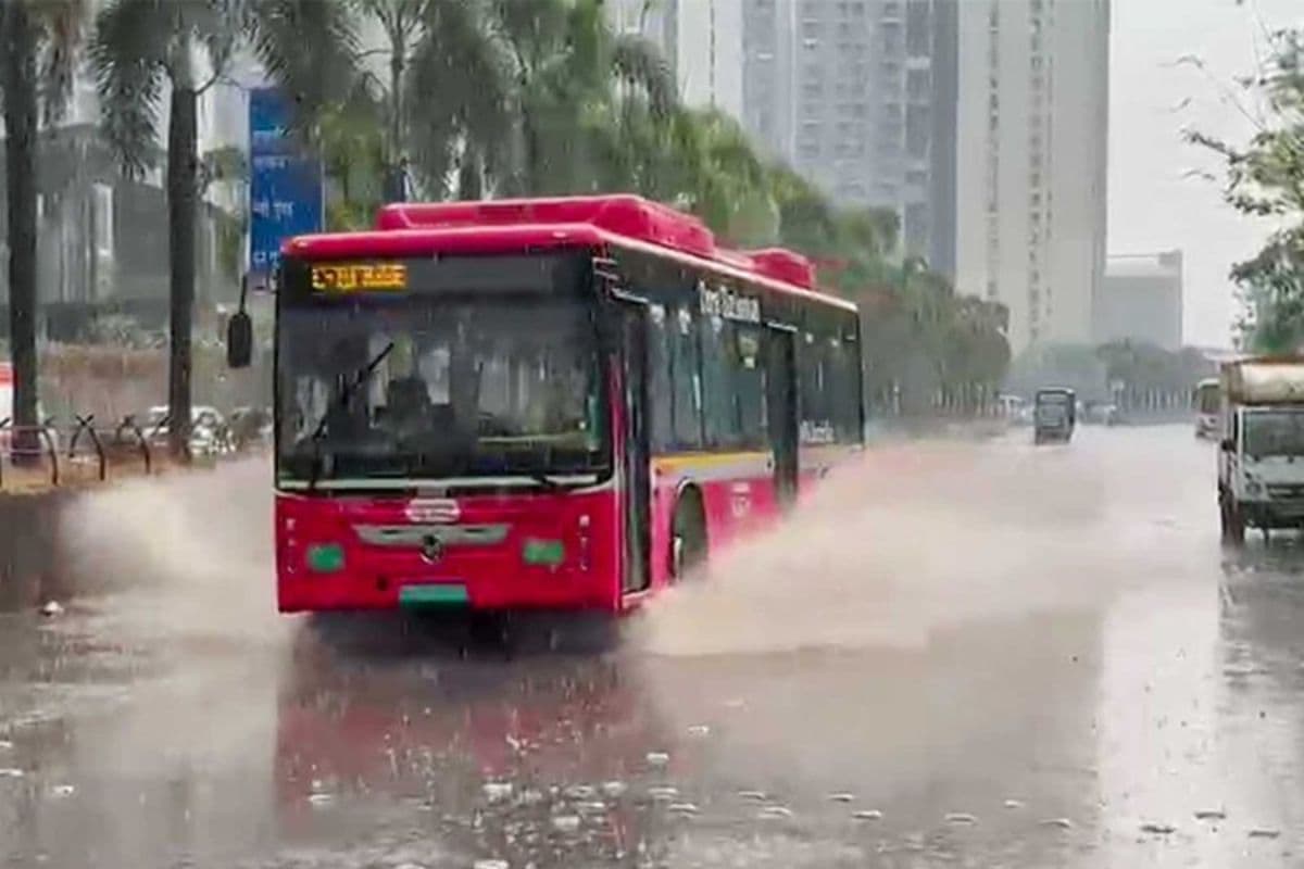 मुंबई में आफत की बारिश: ट्रेनें प्रभावित, अगले 24 घंटे के लिए ऑरेंज अलर्ट जारी