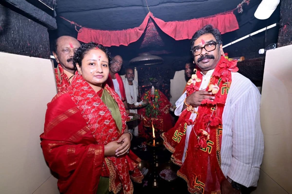 दिऊड़ी मंदिर पहुंचे सीएम हेमंत सोरेन, राज्य की समृद्धि के लिए की प्रार्थना