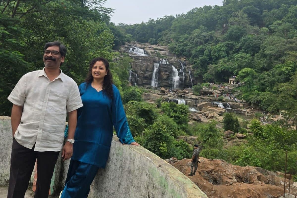 खुद कार चलाकर जोन्हा फॉल पहुंचे हेमंत सोरेन, पत्नी संग लिया प्रकृति का आनंद 