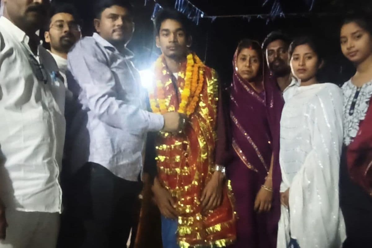 बिहार के लाल ने JEE Advanced में मारी बाजी, पिता करते हैं मजदूरी, बेटे की सफलता   पर रो पड़ी मां