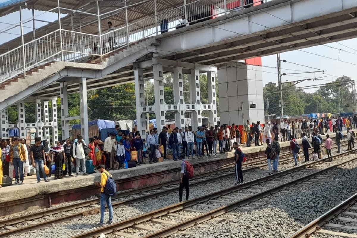 डालटनगंज-गढ़वा रोड जंक्शन पर 38 घंटे बाद सुधरा यात्री ट्रेनों का परिचालन, स्टेशनों पर चहल-पहल बढ़ी