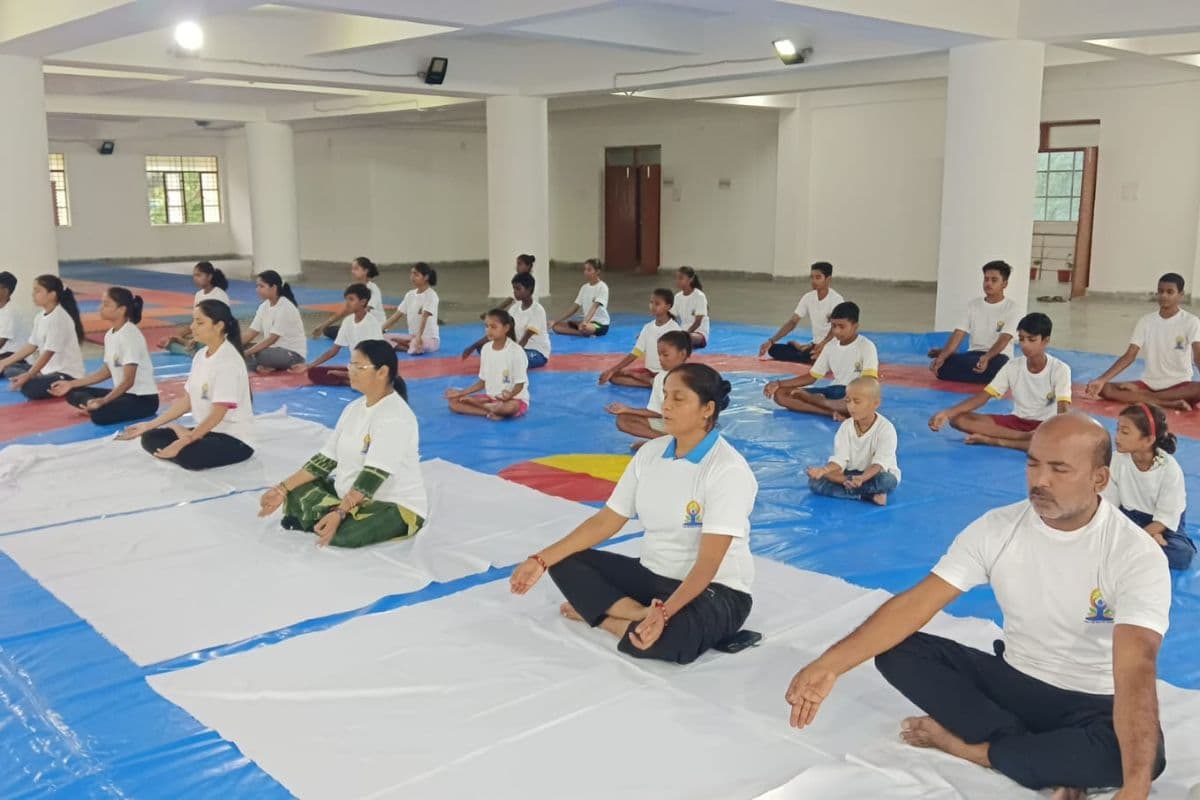 सहरसा के खेल भवन में गूंजा 'Yoga for Harmony and Peace', सैकड़ों लोगों ने किया सामूहिक योग