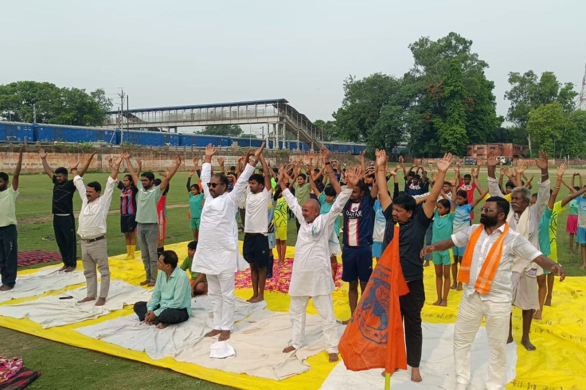 मानसी रेलवे मैदान में उमड़ा योग प्रेमियों का सैलाब, सैकड़ों लोगों ने किया सामूहिक योग