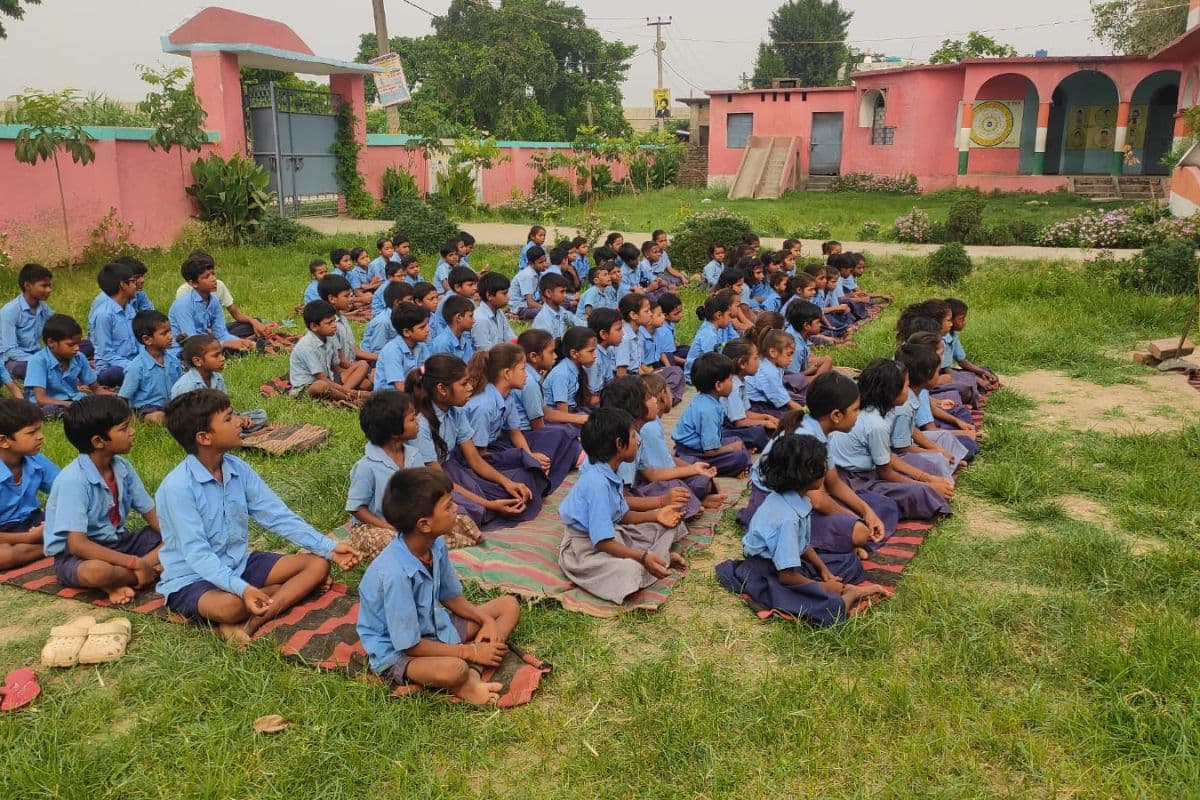 परबत्ता के विद्यालयों में गूंजा योग का संदेश, शिक्षकों और छात्रों ने किया सामूहिक योगाभ्यास