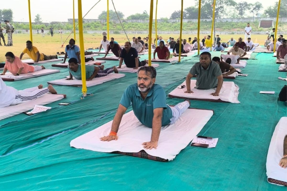गिरिडीह में अंतरराष्ट्रीय योग दिवस की तैयारी तेज, डीसी-एसपी ने किया योगाभ्यास 