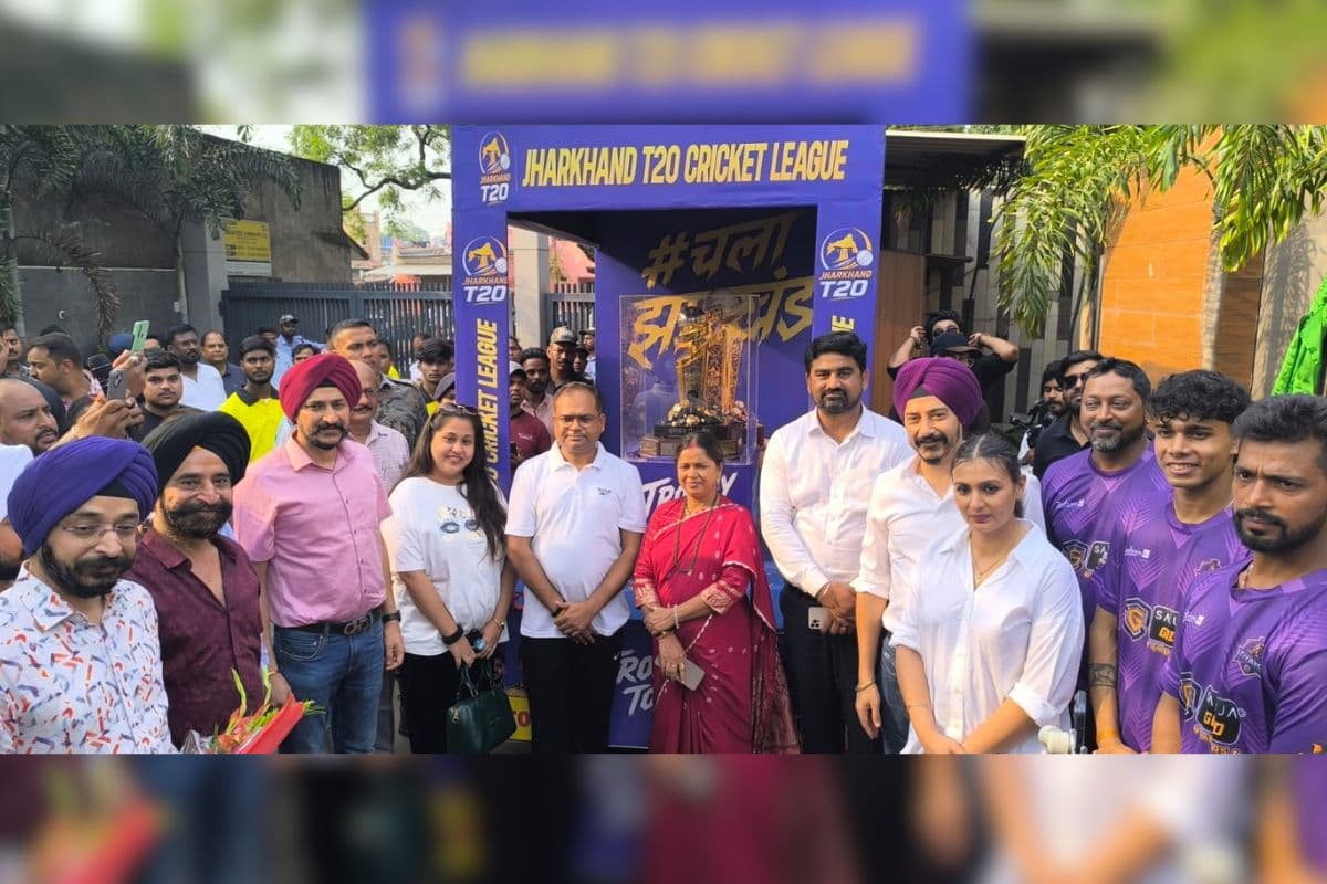 Giridih: जेपीएल 2026 की ट्रॉफी के साथ शहर भ्रमण पर निकली रांची टाइटंस टीम