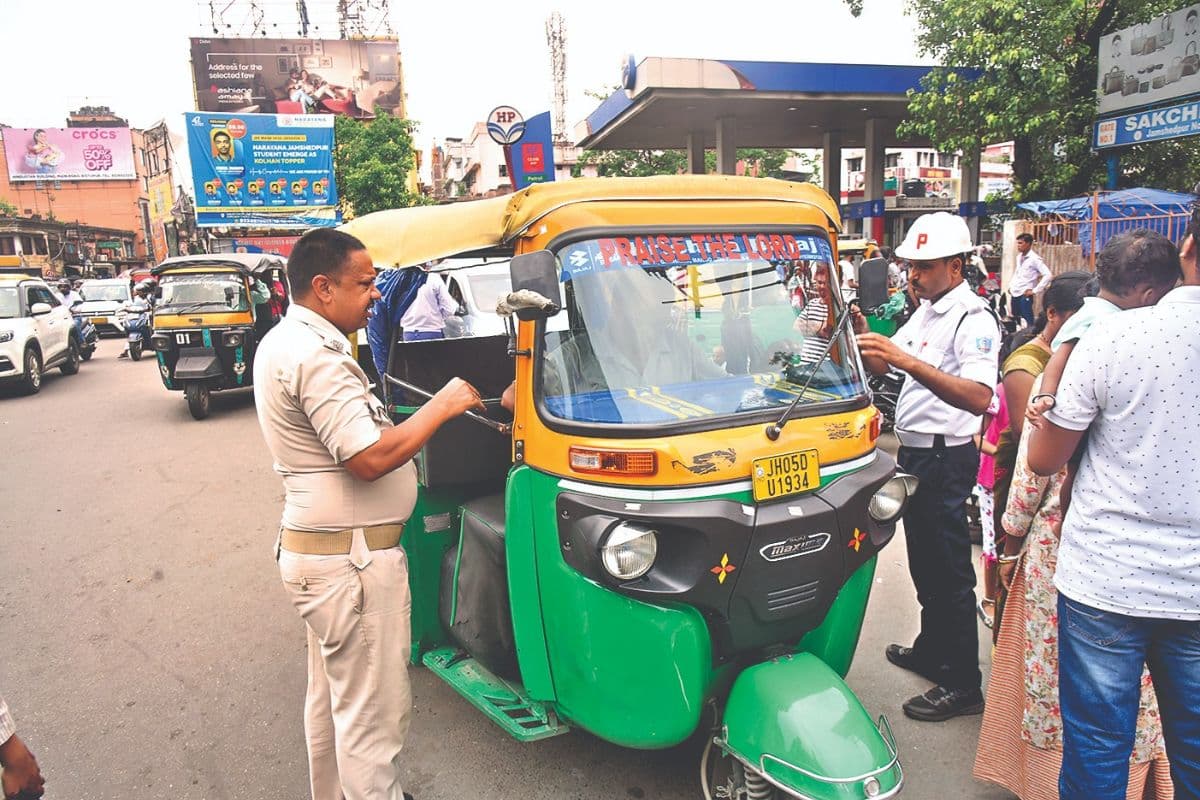 जमशेदपुर में ट्रैफिक पुलिस की सख्ती, बिना वर्दी ऑटो चलाने वालों पर कार्रवाई 