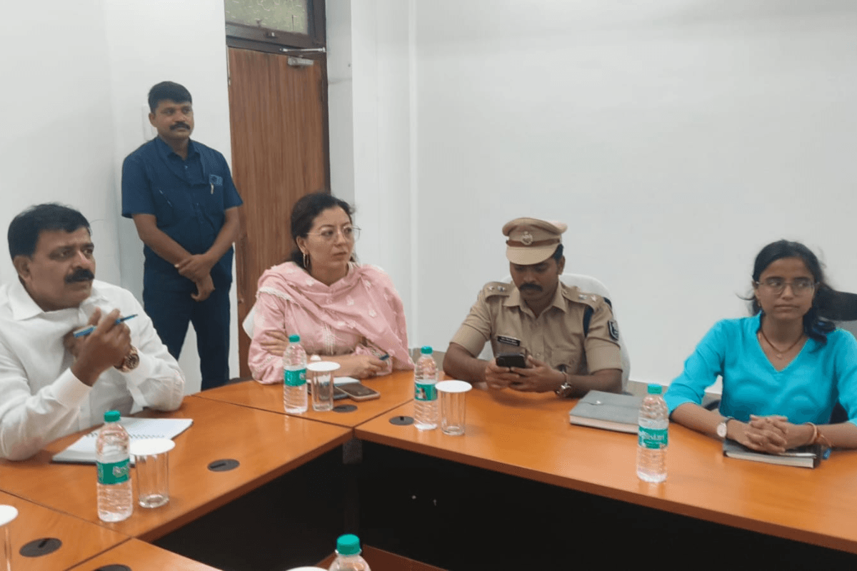 जहानाबाद समीक्षा बैठक में प्रभारी मंत्री सख्त, कहा- कार्य में लापरवाही बरतने वाले पदाधिकारियों व कर्मियों पर करें कार्रवाई