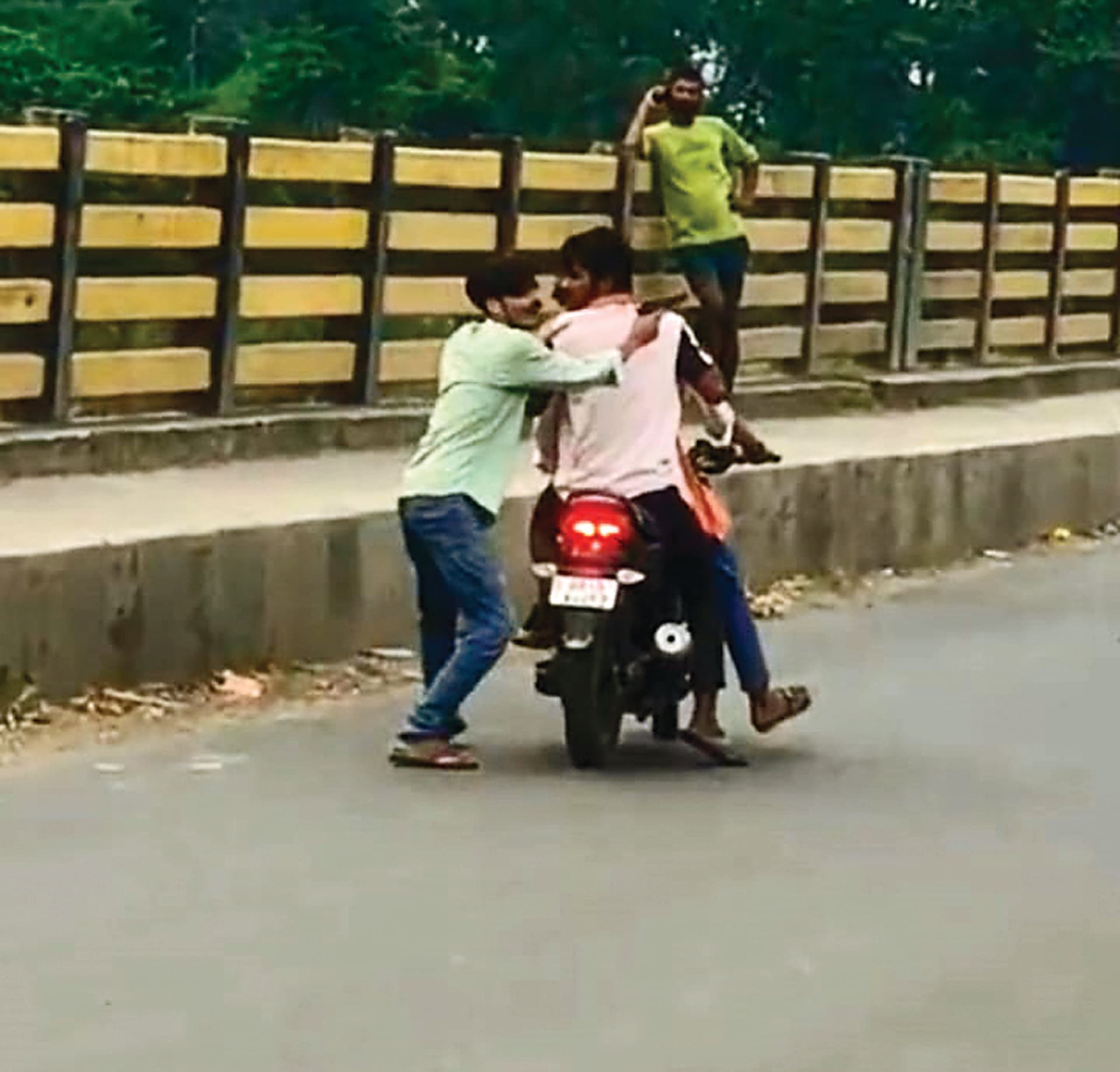 डुमरी पुल पर अंधाधुंध फायरिंग, दो युवक घायल, एक आरोपी हिरासत में