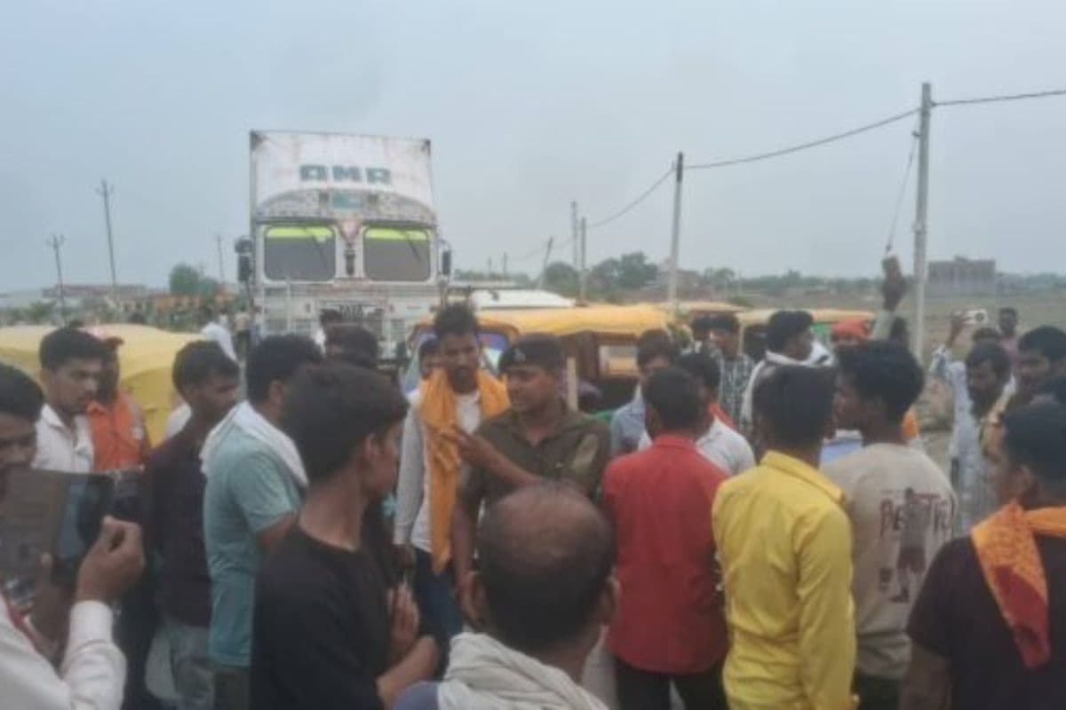 कैमूर : मोहनिया में सीएनजी की किल्लत पर ऑटो चालकों का हंगामा, NH-319 जाम कर किया प्रदर्शन