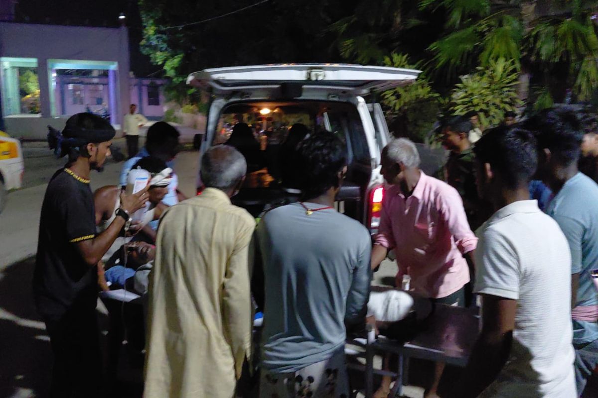 खगड़िया के परबत्ता में जुगाड़ गाड़ी पलटी, चालक गाड़ी के नीचे दबा, हालत गंभीर