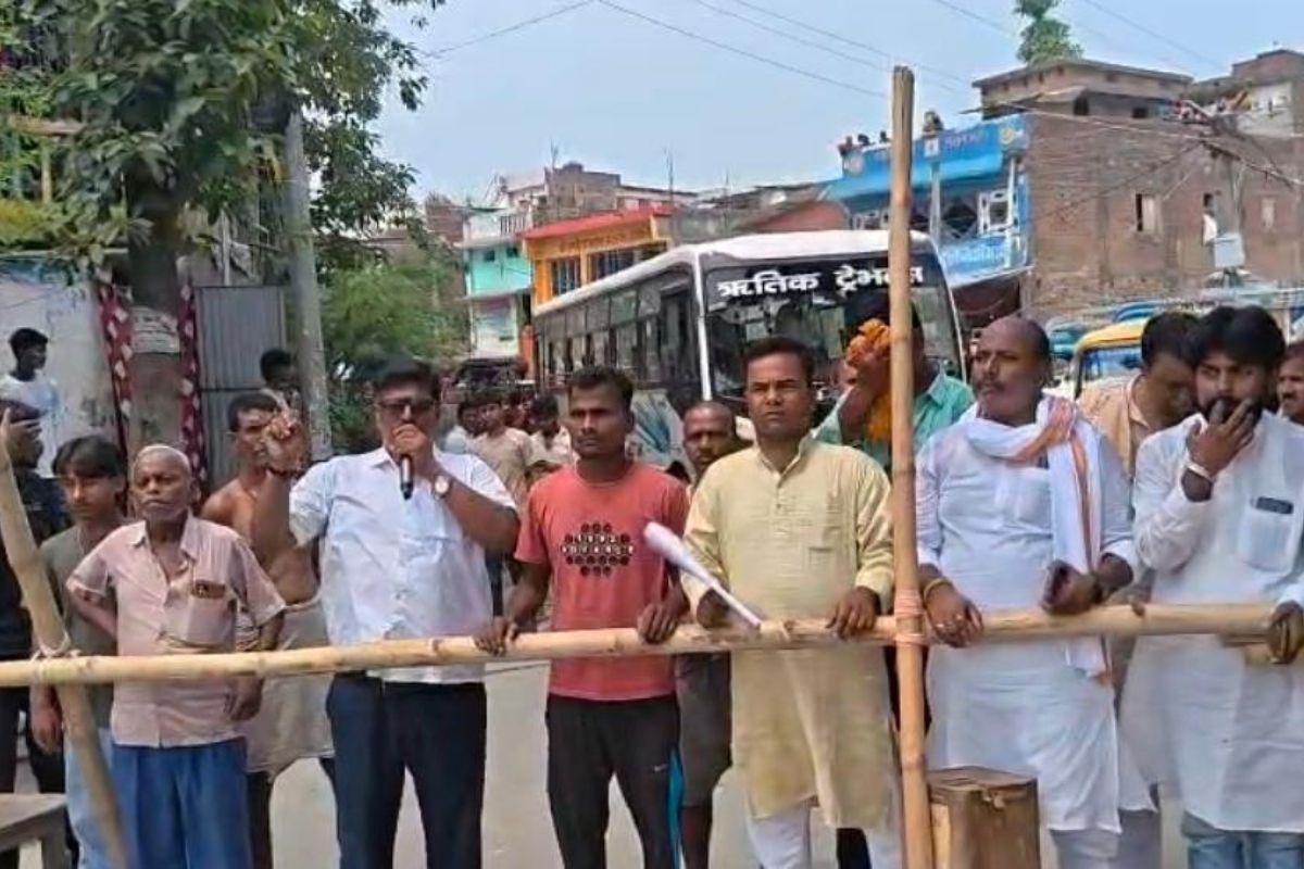 खगड़िया के बेलदौर में स्टेडियम पर बवाल, स्विमिंग पूल के विरोध में सड़क जाम, 4 घंटे तक थमा आवागमन