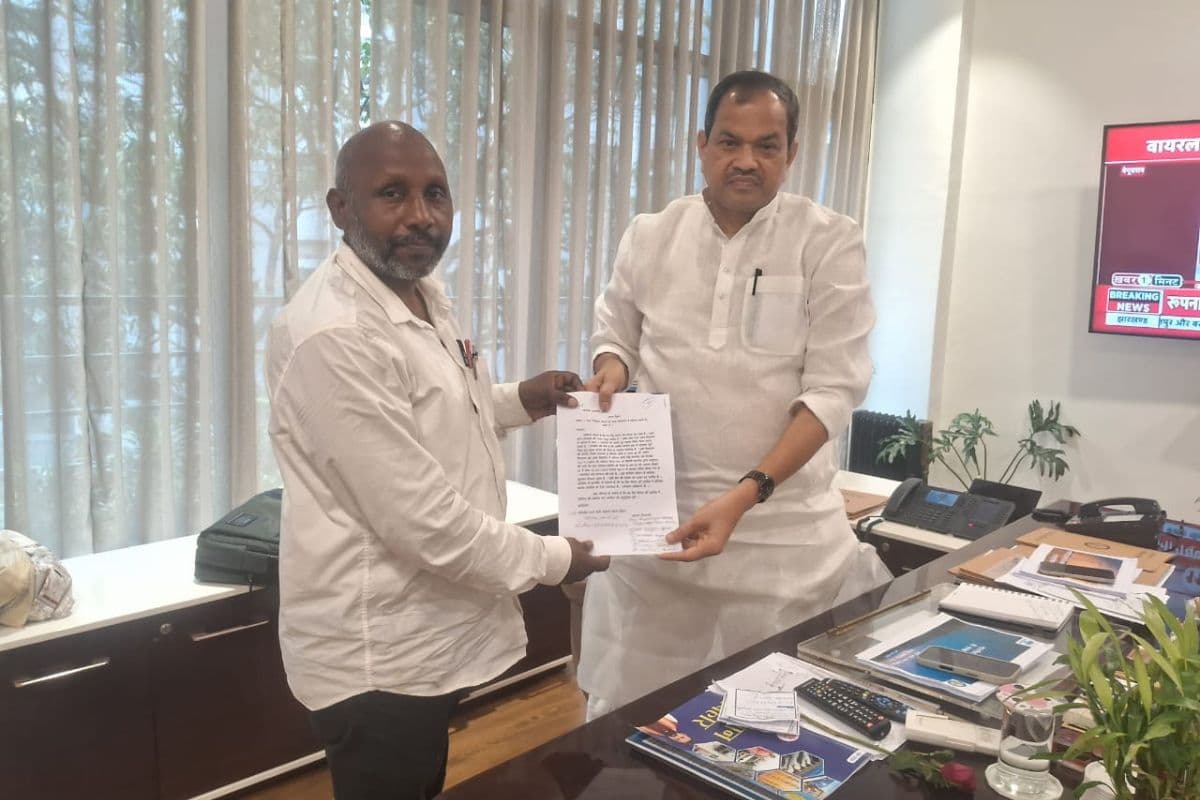 खगड़िया के मध्य विद्यालय को हाई स्कूल बनाने की मांग तेज, शिक्षक ने मंत्री को सौंपा आवेदन