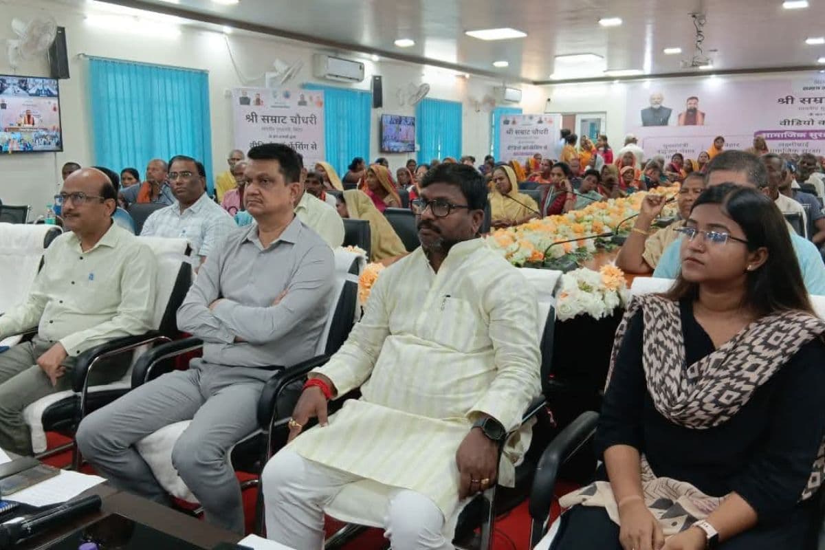CM सम्राट चौधरी ने खगड़िया के लाभार्थी को दी सौगात, खातों में भेजी गई 1100 की राशि