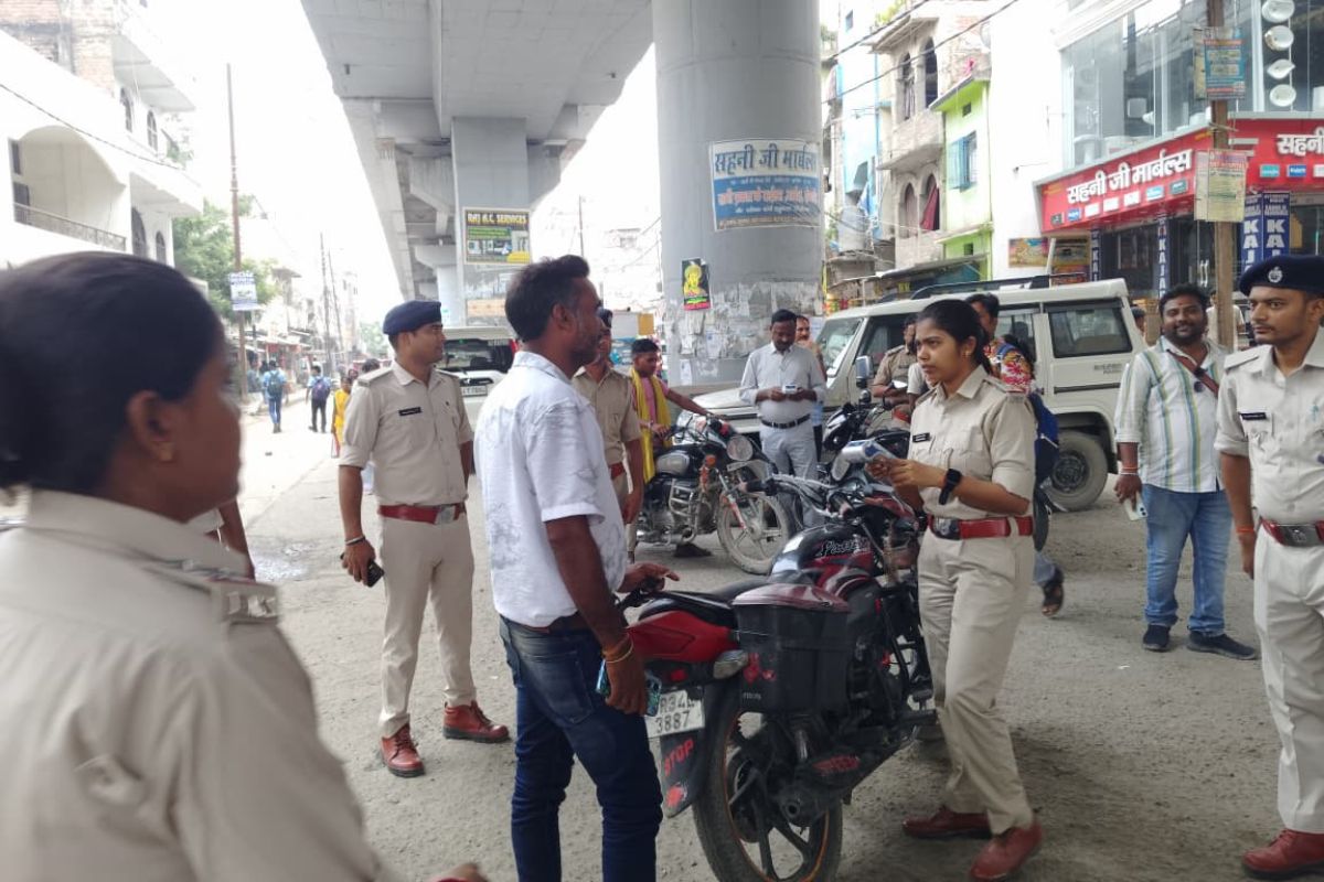 खगड़िया में ट्रैफिक पुलिस का बड़ा एक्शन, बिना हेलमेट चल रहे दो दर्जन से अधिक बाइक सवारों का कटा चालान