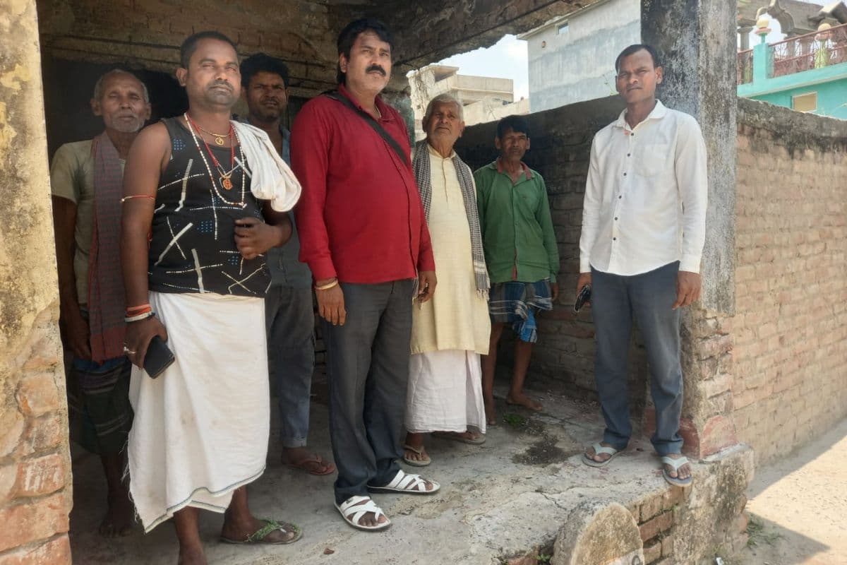 खगड़िया में जर्जर सामुदायिक भवन बना खतरा, मिड-डे मील खा रहे बच्चों की सुरक्षा पर मंडराया संकट