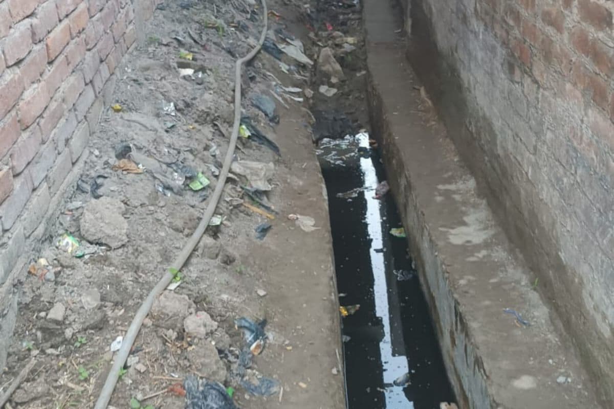 खगड़िया में महीनों से अधूरा पड़ा नाला निर्माण, बारिश में पानी से भरे गड्ढे बने हादसे का कारण
