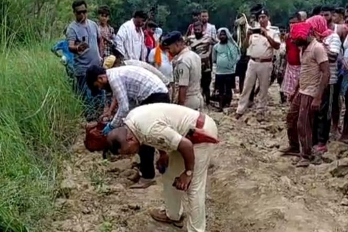 पशुओं को चारा देने निकले किसान का शव कुएं से बरामद, हत्या की आशंका से इलाके में सनसनी