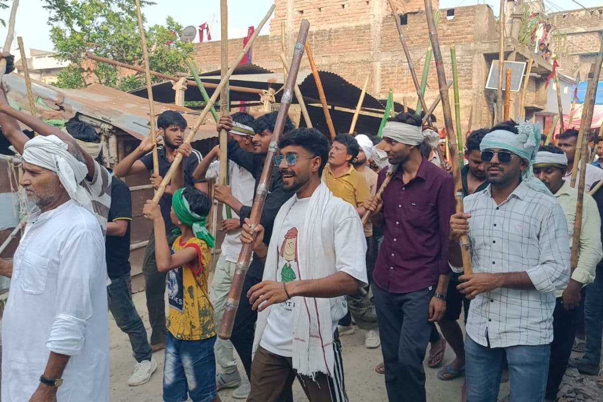 खगड़िया में मुहर्रम की नवमी पर सैदपुर में निकला ताजिया जुलूस, युवाओं के करतब देखने उमड़ी भीड़