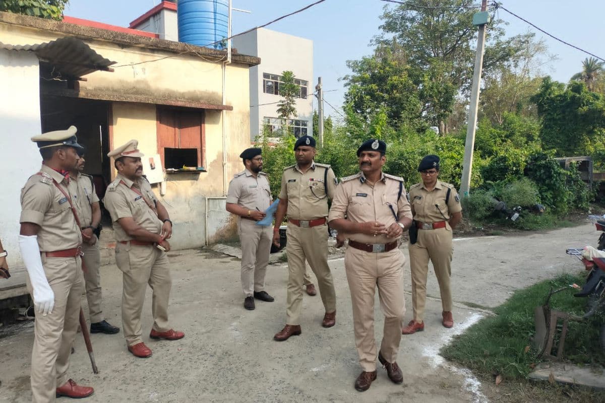 खगड़िया में डीआईजी का गोगरी थाना पर औचक निरीक्षण, लंबित मामलों के शीघ्र निष्पादन का दिया निर्देश