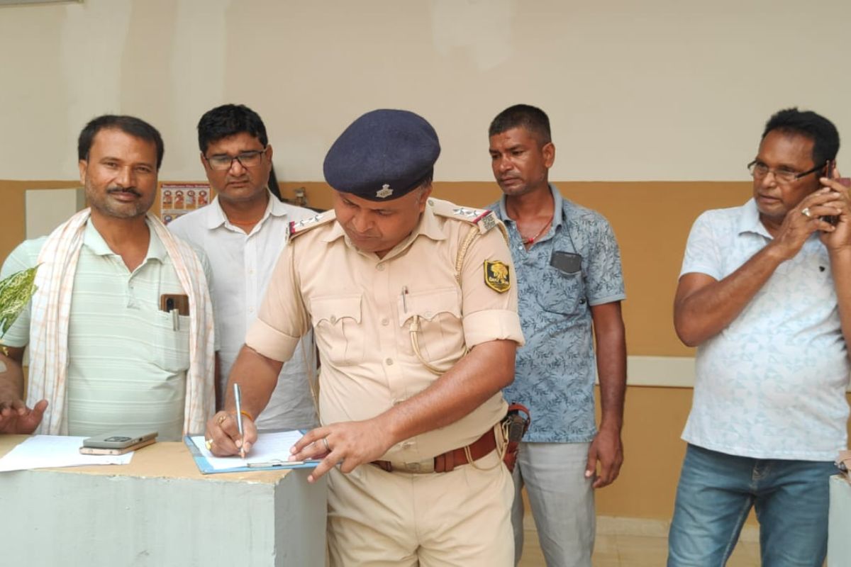 खगड़िया में राजगीर से लौट रहे परिवार की कार हाईवा से टकराई, महिला की मौत, तीन गंभीर घायल