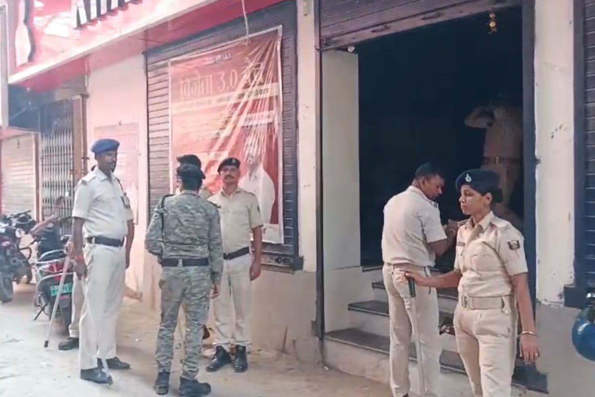 बार-बार बुलाने पर भी नहीं आया खान सर का स्टाफ, पटना पुलिस ने कोचिंग पर चिपकाया नोटिस