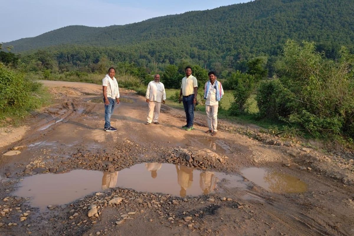 खरसावां-रडगांव सड़क हुई जर्जर, जगह-जगह गड्ढों से बढ़ा हादसों का खतरा, विधायक ने लिया जायजा