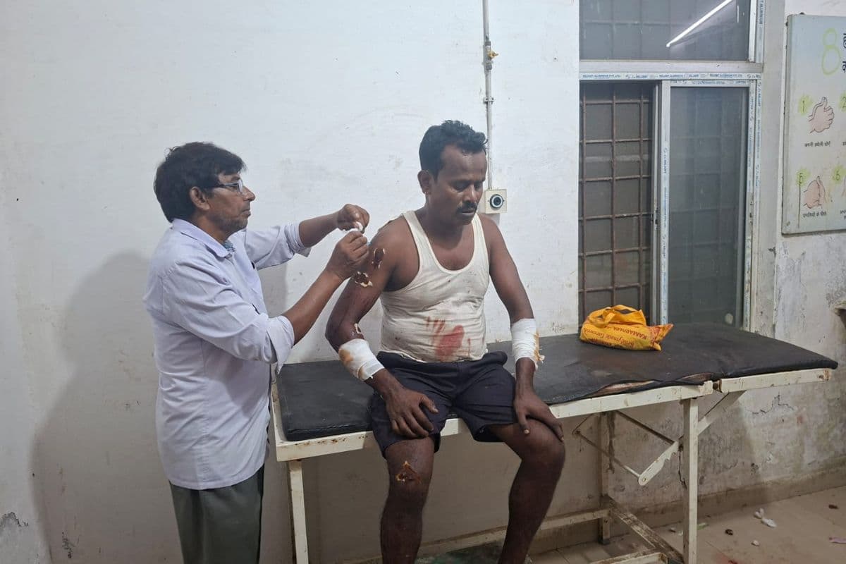 किशनगंज के पौआखली में खड़े ट्रक से भिड़ी सवारी बस, चालक समेत तीन घायल