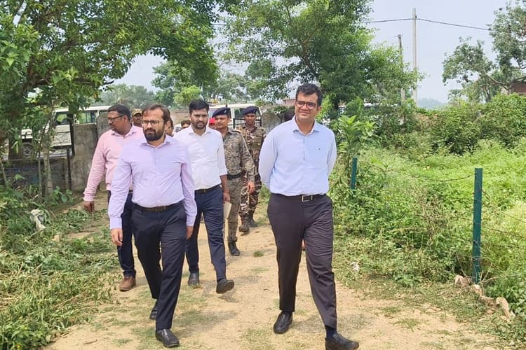 Koderma: सतगावां सीएचसी में गंदगी देख भड़के डीसी, कार्रवाई का दिया निर्देश