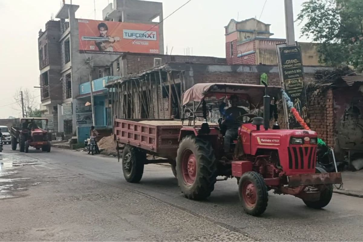 प्रभात इम्पैक्ट: अवैध बालू उठाव पर प्रशासन सख्त, बालू लदे सात ट्रैक्टर जब्त