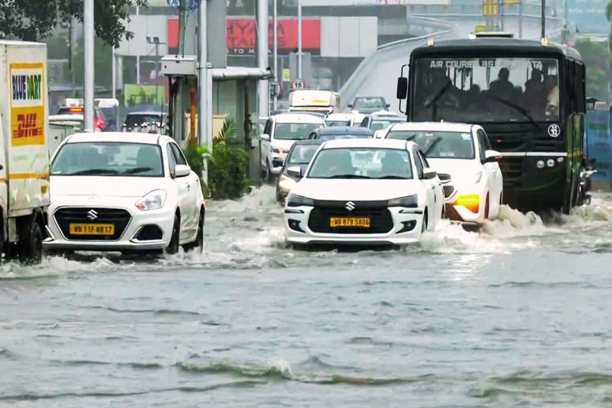 कोलकाता में आंधी-बारिश का कहर, अस्पतालों में घुसा वर्षा का पानी