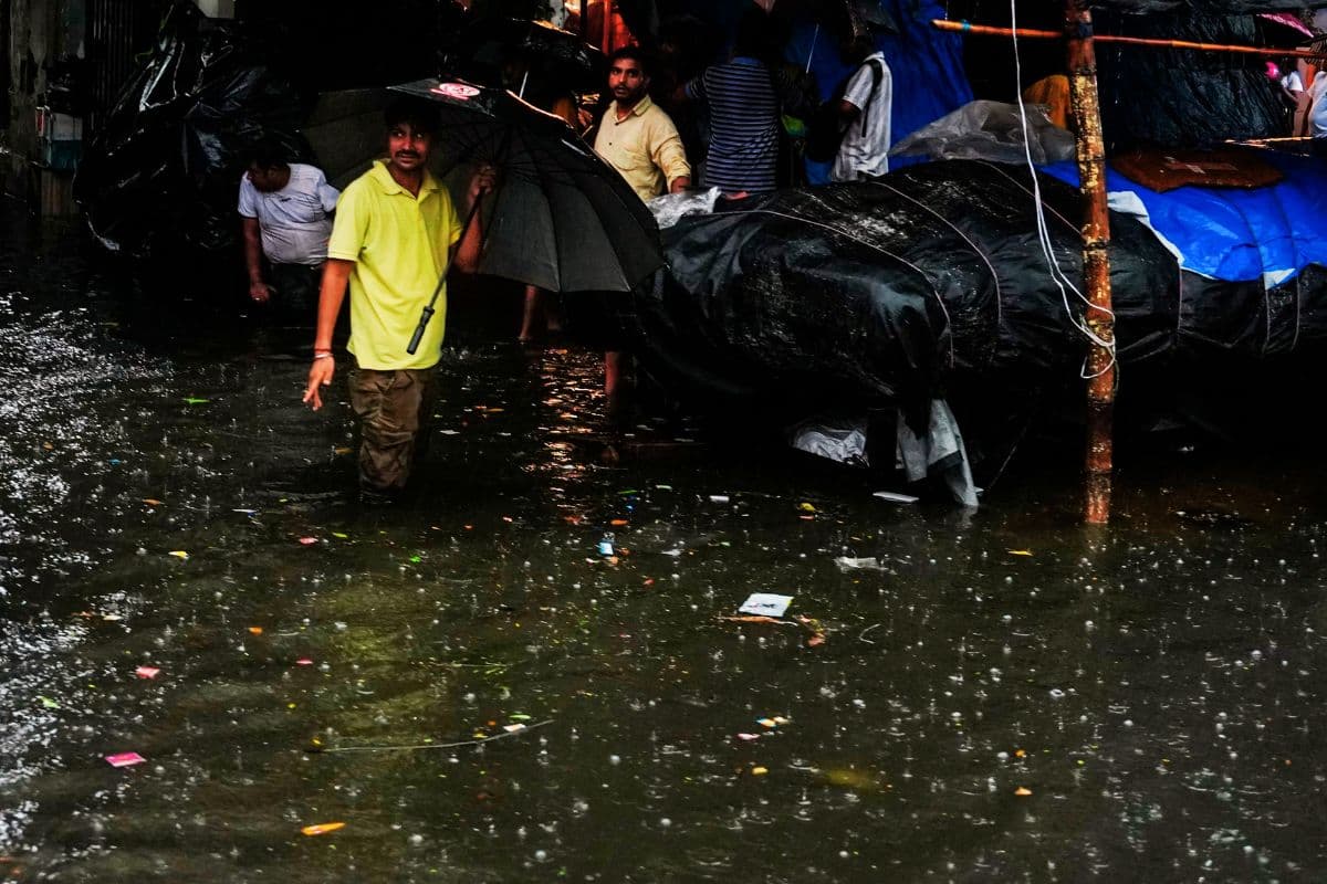 कोलकाता में भारी बारिश, 20 से अधिक विमान लेट, दमदम एयरपोर्ट के टैक्सी-वे और एप्रन पर भरा पानी