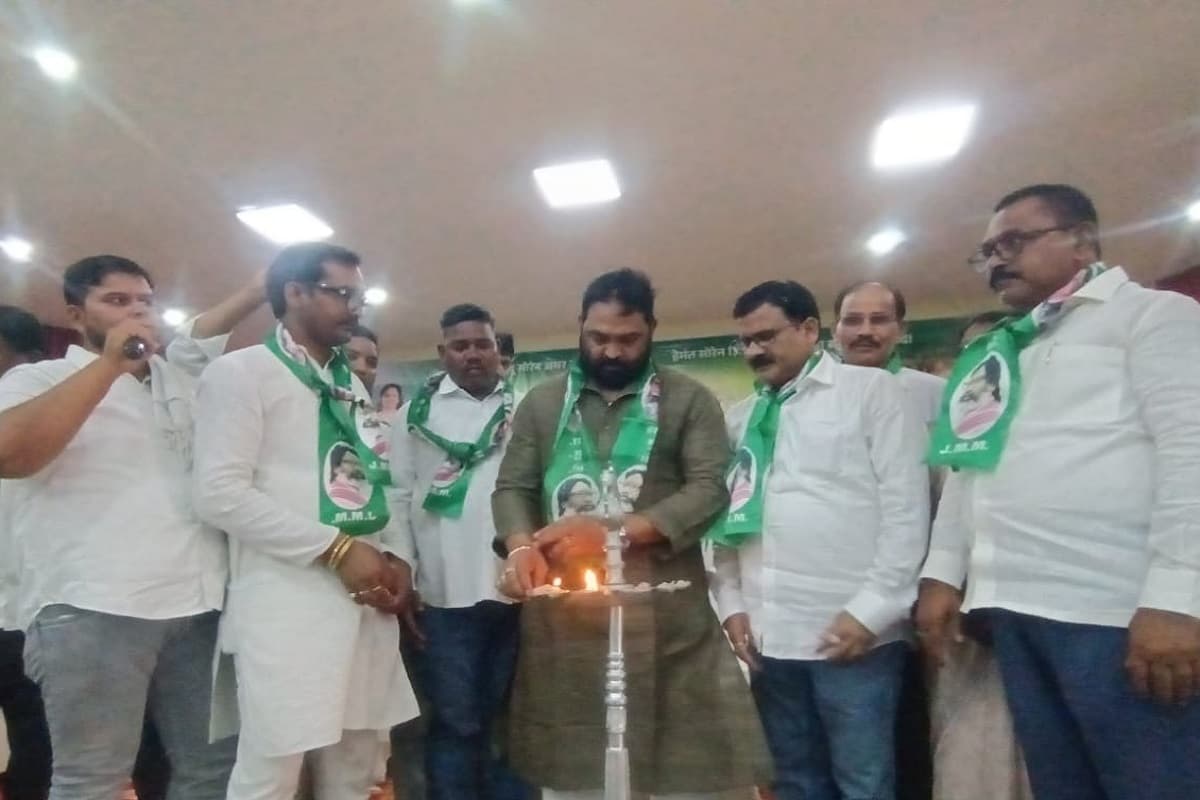 लातेहार में झामुमो का बूथ स्तरीय प्रशिक्षण शिविर, विनोद पांडेय ने बीएलए की भूमिका को बताया अहम
