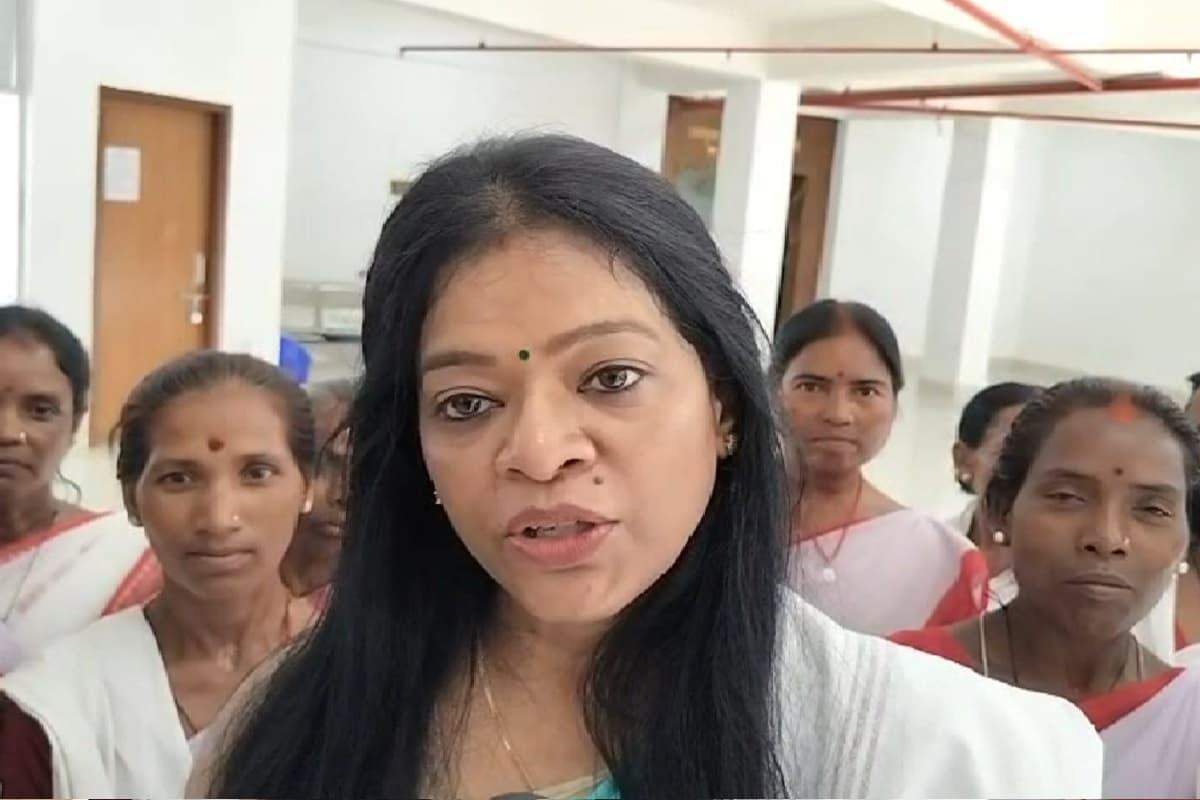 निशा उरांव ने धार्मिक और सांस्कृतिक अधिकारों के संरक्षण की उठाई मांग, लोहरदगा डीसी को सौंपा ज्ञापन